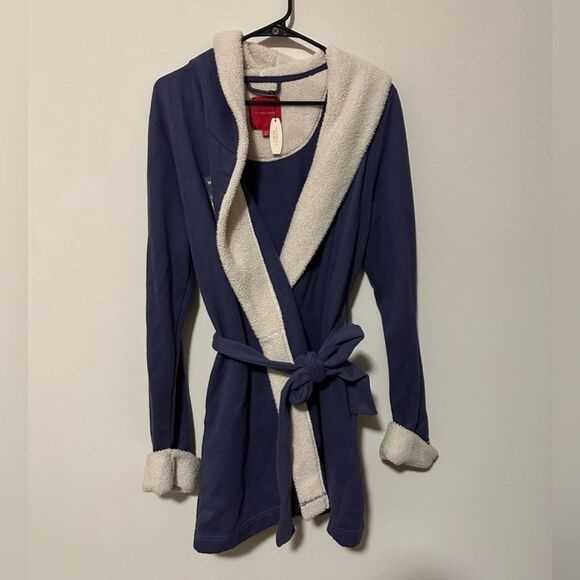 NWT Victoria Secret sherpa Robe(size medium) - Picture 3 of 7